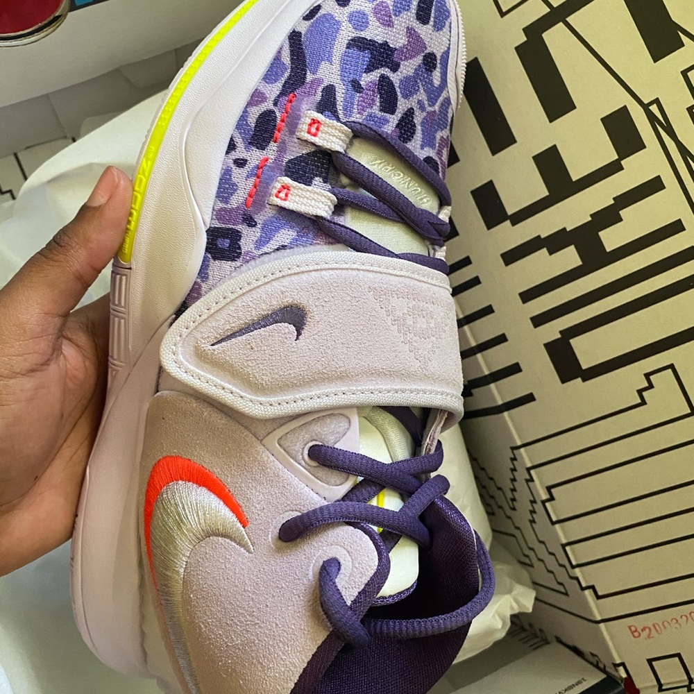 Kyrie 6 AI NEVER WORN